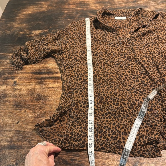 Draper’s & Damon’s animal print leopard button down top sheer silk vintage chic - Picture 4 of 11